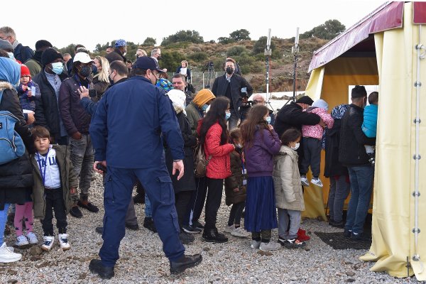 Des réfugiés font la queue devant une tente au centre d'accueil et d'identification de Mytilène, sur l'île de Lesbos, le 5 décembre 2021. Photo : Andreas SOLARO / AFP