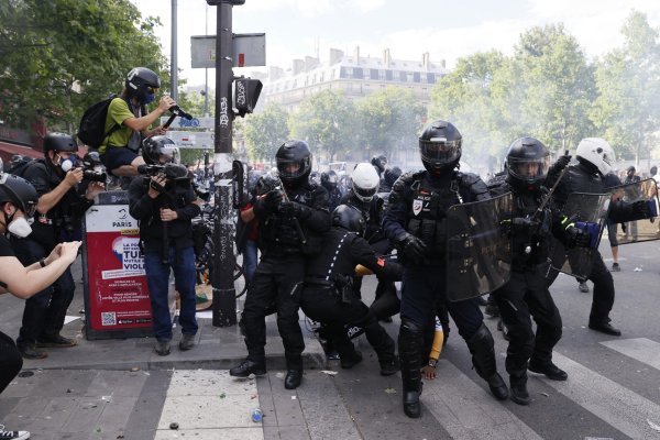 Le 13 juin 2020, place de la République, des journalistes filment l'arrestation par la police de manifestants lors d'un rassemblement "Black Lives Matter". Crédit : Thomas Samson / AFP