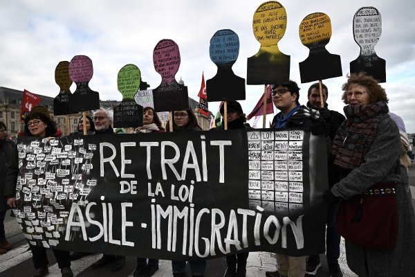 Des manifestants défilent à Bordeaux le 21 janvier 2024 pour demander le retrait de la loi immigration. Photo : Philippe Lopez / AFP