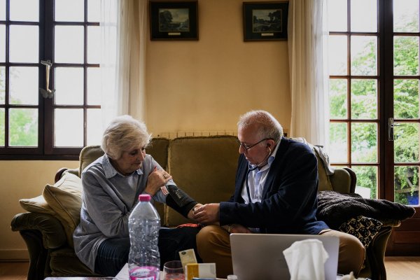 Le médecin français Michel Serin (R) examine un patient dans une maison près de Saint-Amand-en-Puisaye lors d'une consultation à domicile, le 14 mai 2024. Photo : JEFF PACHOUD / AFP