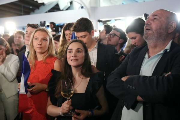 Des partisans du Rassemblement national (RN), parti d'extrême droite, réagissent après les premiers résultats du second tour des élections législatives en France, lors de la soirée électorale du parti à Paris, le 7 juillet 2024. Photo : Dimitar DILKOFF / AFP