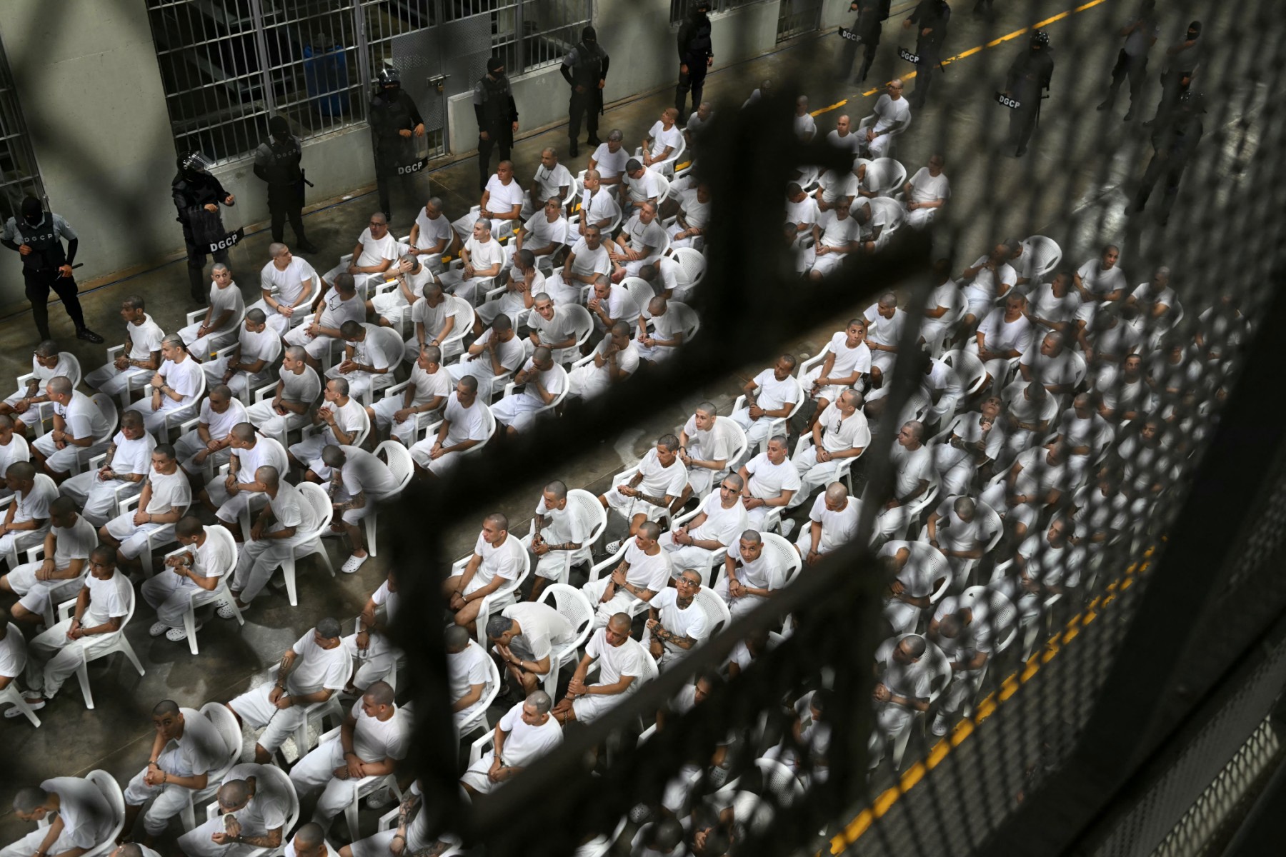 Prison : le modèle Bukele du Salvador pourrait-il s'appliquer en France ?